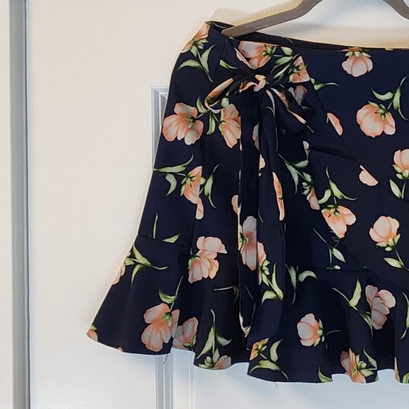 Skirt with raw cut ruffle and tie - Picture 2 of 5